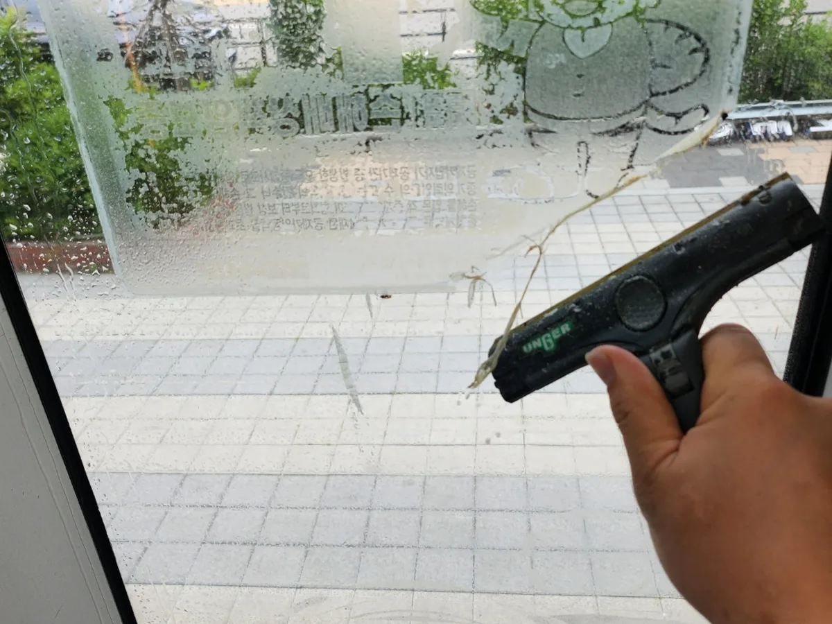 옹진군 북도면 사무실 블라인드 쇼윈도 위생청소 사례 - 행진크린